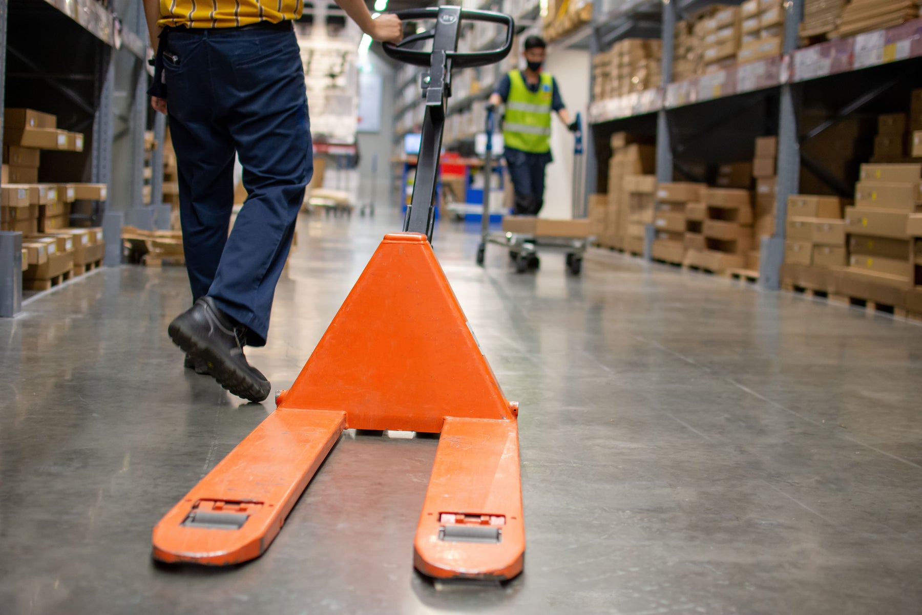 The Timeless Utility of the Manual Pallet Lifter