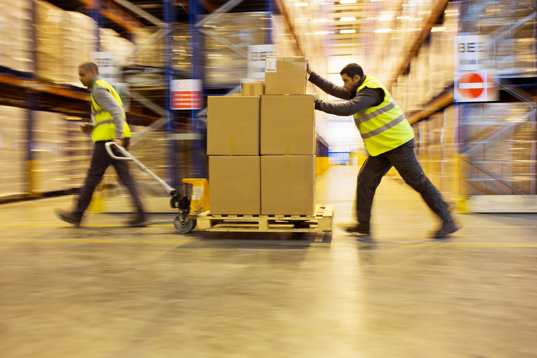 The Unsung Hero of Warehouses: The Pallets Lifter